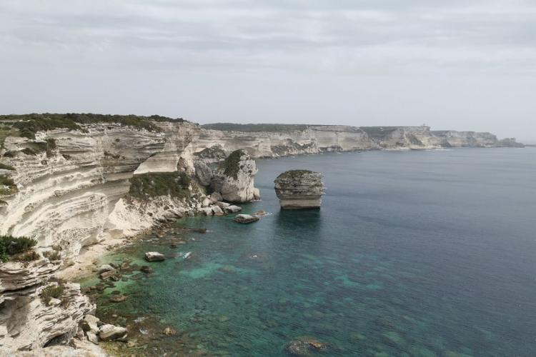 Vue sur la mer et les falaises de Bonifacio lors d’un transfert privé à destination de l’aéroport d'Ajaccio Napoléon Bonaparte