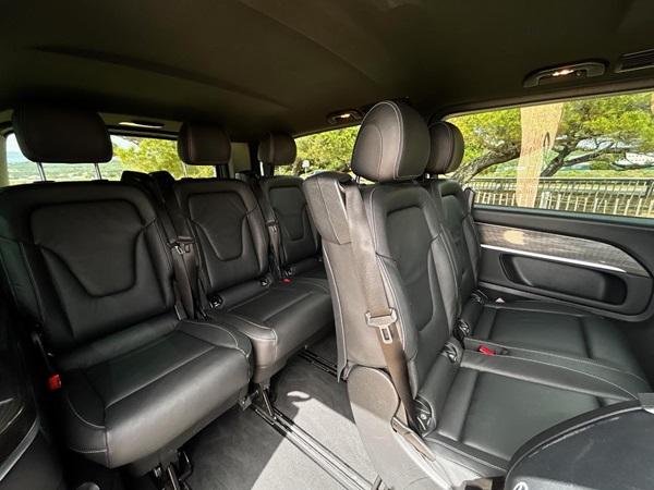 en el interior de una furgoneta Mercedes clase V. VTC en Porto-Vecchio