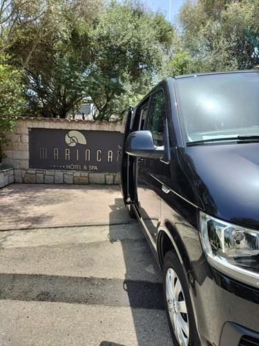 Furgoneta Mercedes Clase V con conductor privado VTC delante del hotel Marinca & Spa en Propriano