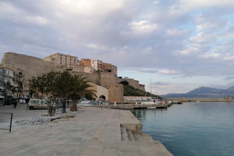Port de Calvi en Corse avec vue sur la citadelle, destination du transfert privé VTC depuis l’aéroport d’Ajaccio