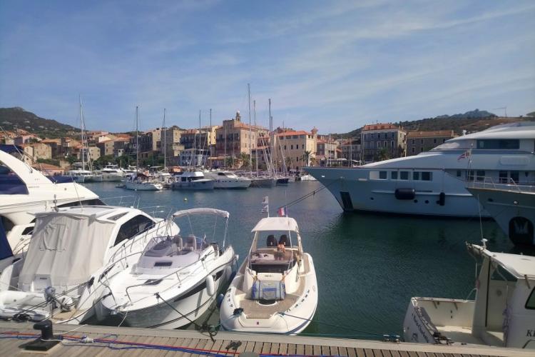 Traslado privado VTC del aeropuerto de Ajaccio a Propriano - Vista del puerto y de la ciudad de Propriano en Córcega