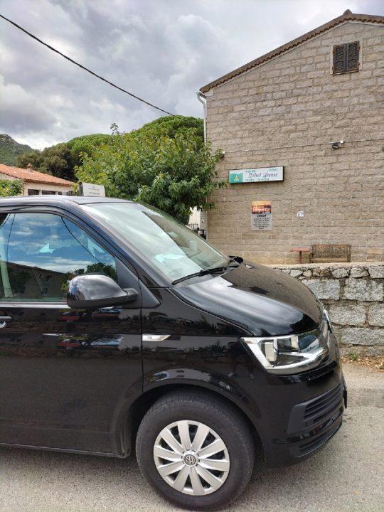 Véhicule VTC privé stationné à Conca (GR20 Sud Corse) pour un transfert à destination du village de Calenzana