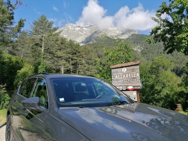 Veicolo privato VTC parcheggiato a Vizzavona davanti al rifugio Alzarella (GR20) per il trasferimento dall'aeroporto di Ajaccio.