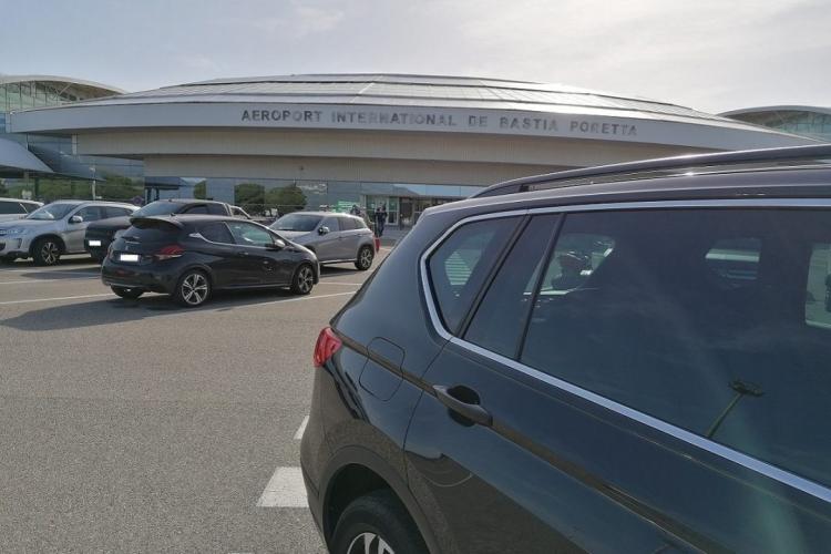 Véhicule VTC privé stationné à l'aéroport Bastia Poretta suite à un transfert depuis Conca (GR20 Sud Corse)