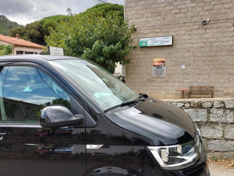 Véhicule VTC privé stationné à Conca (GR20 Corse) pour un transfert à destination de l'aéroport d'Ajaccio