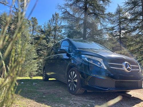 Van Mercedes VTC geparkt am Col de Verde nach einem Transfer vom Flughafen Ajaccio zur San Petru Di Verde Hütte (GR20 Korsika Hütte)