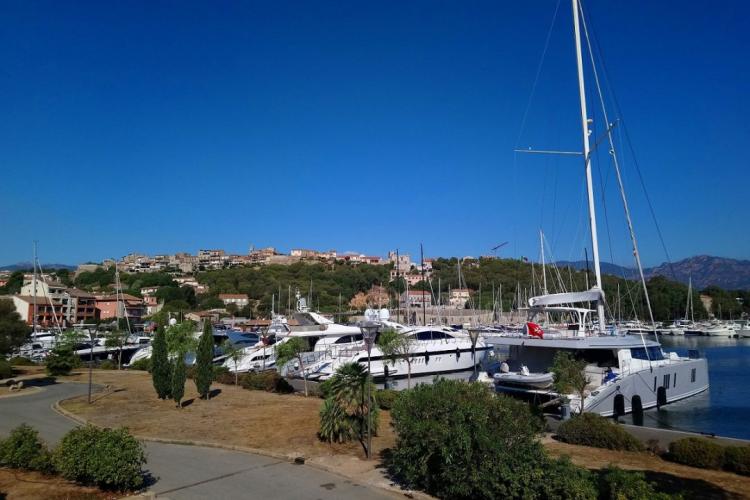 Vue sur le port de Porto-Vecchio et la vieille ville suite à une transfert privé VTC depuis l'Aéroport d'Ajaccio
