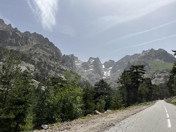 Vista de las montañas y la carretera a Asco Stagnu (Refugio GR20 Corse) para un traslado desde el aeropuerto de Ajaccio