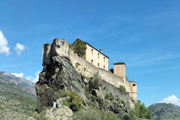 Privater Transfer mit VTC vom Flughafen Ajaccio nach Corte - Blick auf die Zitadelle von Corte in Korsika