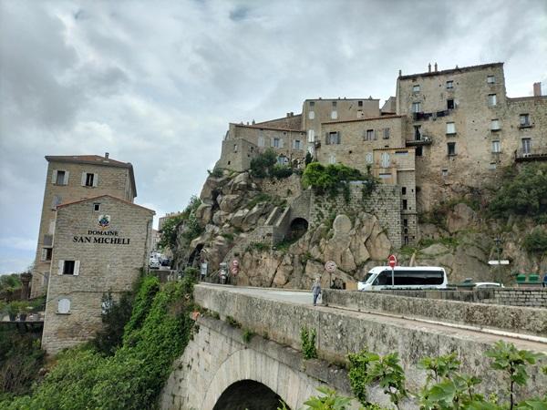 Dorfeingang von Sartène auf Korsika - Privater Transfer mit VTC vom Flughafen Ajaccio im Auto oder Minibus