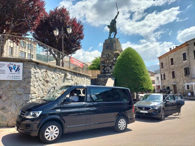 Véhicules VTC minibus et voiture privé stationné à Bastelica suite à un transfert depuis l'aéroport d'Ajaccio