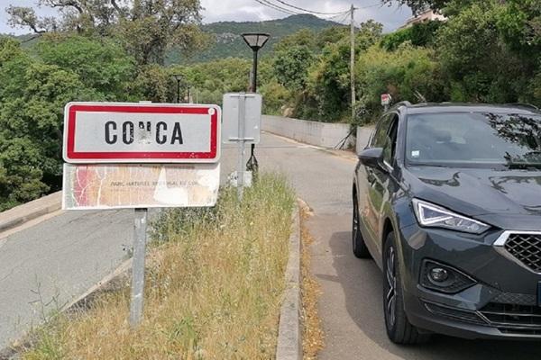 Privates VTC-Fahrzeug, das nach einem Transfer vom Flughafen Bastia Poretta in Conca (GR20 Südkorsika) geparkt ist