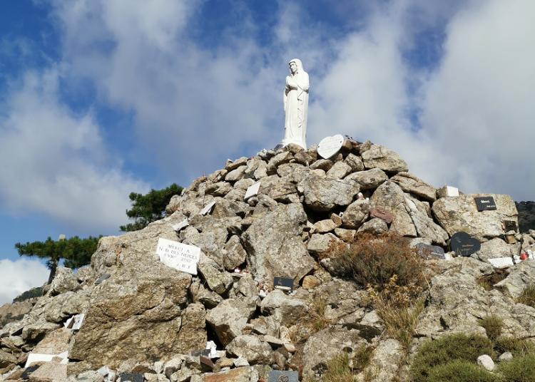 Vista de Notre Dame des Neiges desde el Col de Bavella (GR20 Córcega) durante un traslado privado VTC desde el aeropuerto de Bastia.