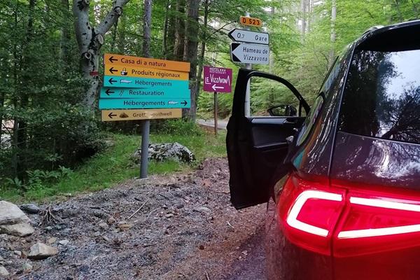 Vehículo VTC privado estacionado en Vizzavona (GR20 Córcega) tras un traslado desde el aeropuerto de Bastia Poretta