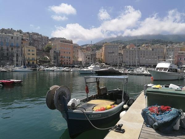 Vista del puerto viejo de Bastia durante un traslado privado VTC desde el aeropuerto de Bastia
