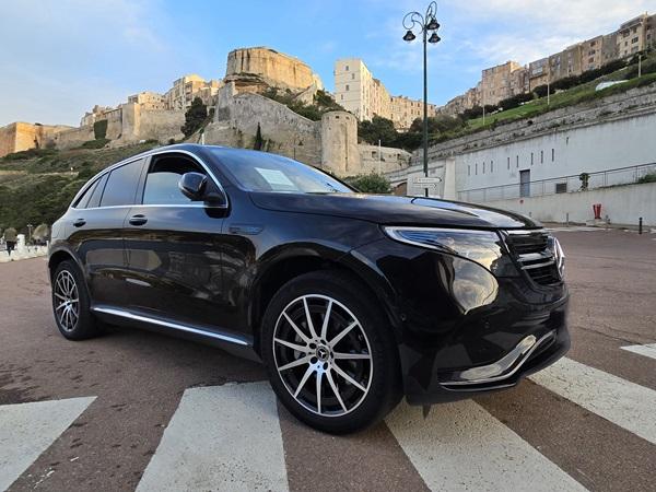 Vehículo VTC privado estacionado en Bonifacio, en el sur de Córcega, tras un traslado desde el aeropuerto de Bastia Poretta.