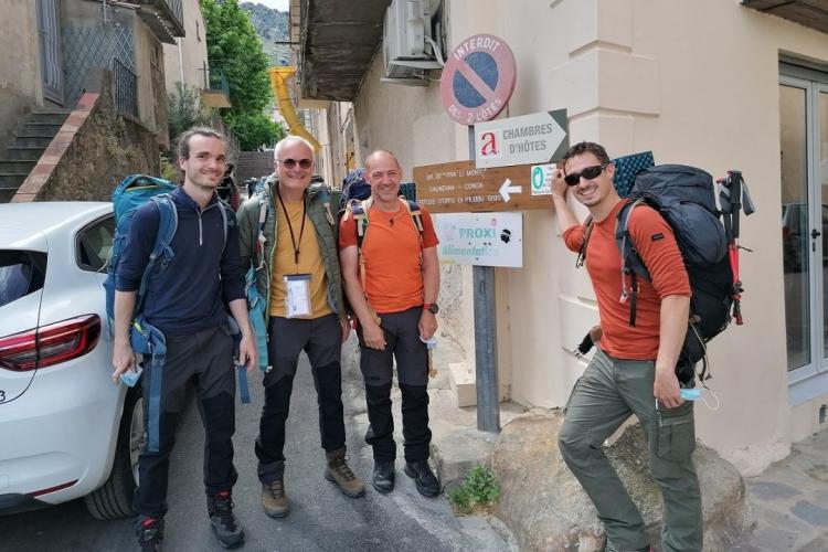 Groupe de randonneurs GR20 à Calenzana pour un transfert privé VTC vers l'aéroport d'Ajaccio