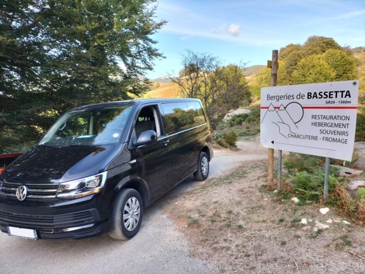 Véhicule van VTC privé stationné à la bergerie de Basseta (GR20 Corse) pour un transfert à destination de l'aéroport d'Ajaccio
