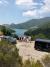 Véhicules VTC van et berline avec chauffeurs et clients regardant le lac de Tolla et le Prunelli, lors d'une excursion depuis Ajaccio
