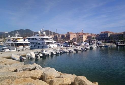 Vue du port et de la ville de Propriano lors d’un transfert privé VTC depuis l’aéroport de Bastia