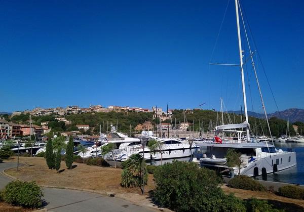 Vue sur le port et la ville de Porto-Vecchio lors d’un transfert privé VTC depuis l’aéroport de Bastia