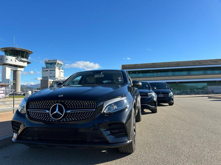 véhicules Mercedes de la flotte Corse VTC à l'aéroport d'Ajaccio Napoléon Bonaparte
