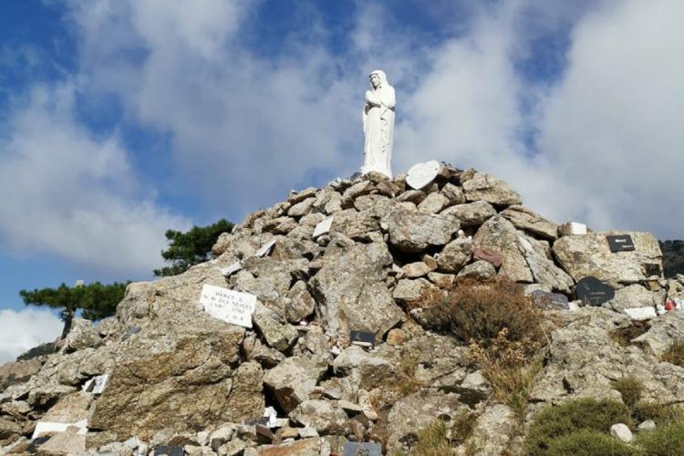 Vue sur Notre-Dame des Neiges au col de Bavella (GR20 Sud) lors d'un transfert privé VTC depuis l'aéroport d'Ajaccio