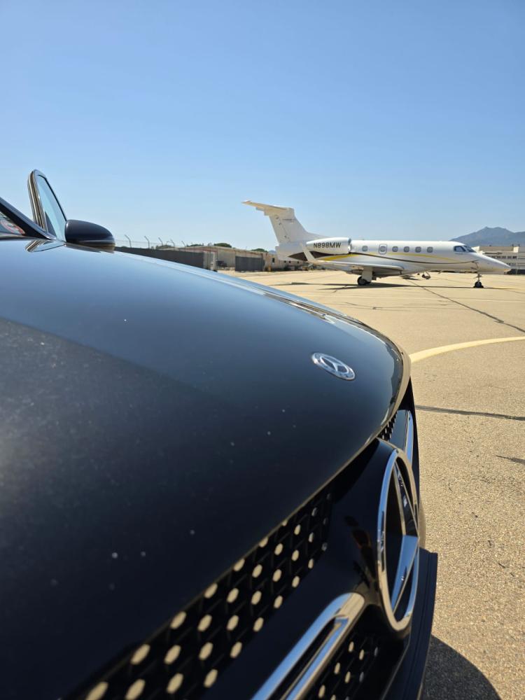 Véhicule privé VTC Mercedes, stationné sur le tarmac de l'aéroport de Bastia Poretta