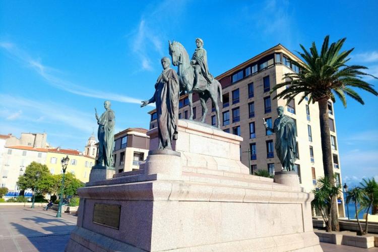 Place du Diamant à Ajaccio avec la statue napoléonienne à cheval, vue lors d'un transfert privé VTC depuis l'aéroport Ajaccio