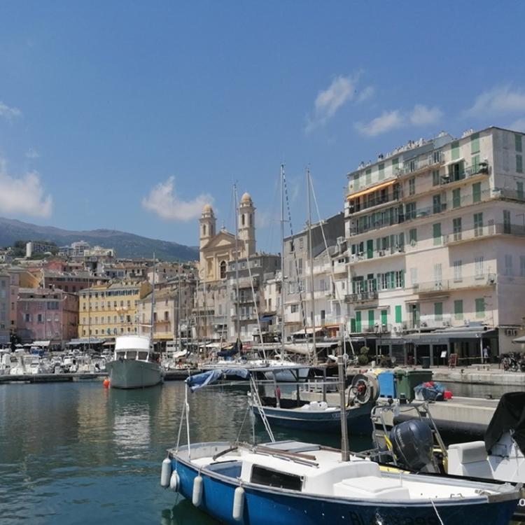 Vue sur le vieux port, lors d'un transport privé VTC à Bastia en Haute Corse