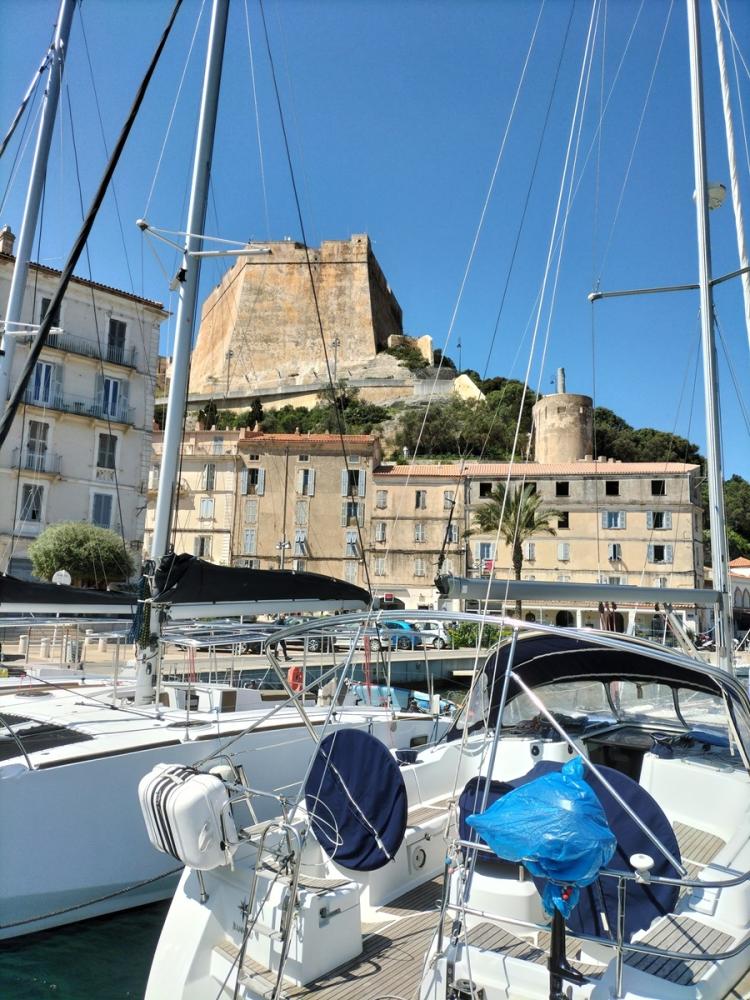 Vue sur le port et la citadelle de Calvi lors d'un transfert privé VTC depuis Bastia Poretta