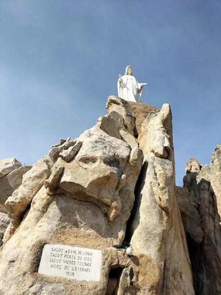 Vue sur Notre Dame de la Serra au cours d'une excursion privé VTC à Calvi