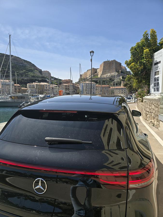 Mercedes EQC à Bonifacio lors d'un transfert privé VTC depuis Figari