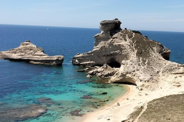Vue sur la plage Saint Antoine à Bonifacio lors d'une excursion privée VTC à Figari