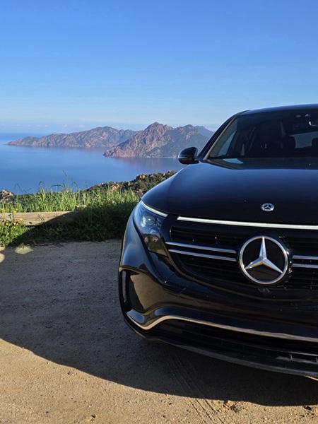 Véhicule privé VTC Mercedes, stationné à Piana lors d'une excursion depuis Porto (Ota)