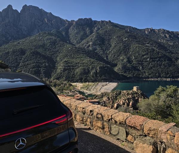 berline Mercedes, véhicule privé VTC et vue sur la marine de Porto (Ota) pour un transfert vers Ajaccio
