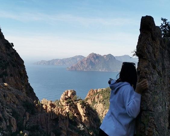 Vue sur le golfe de Porto et le Monte Senino lors d'une excursion privé VTC aux calanques de Piana