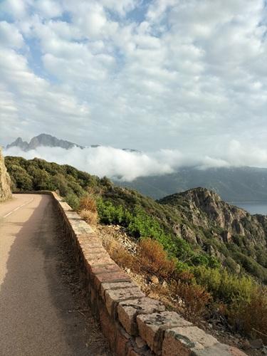 route de Partinello à Porto (Ota) lors d'un transfert privé VTC en Corse