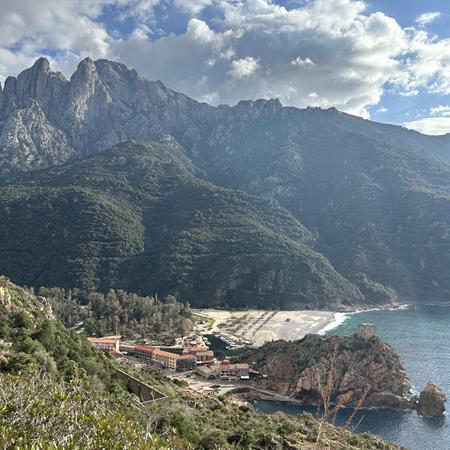Vue sur la ville de Porto (Ota) et le golfe de Porto lors d'un séjour avec chauffeur privé VTC en Corse