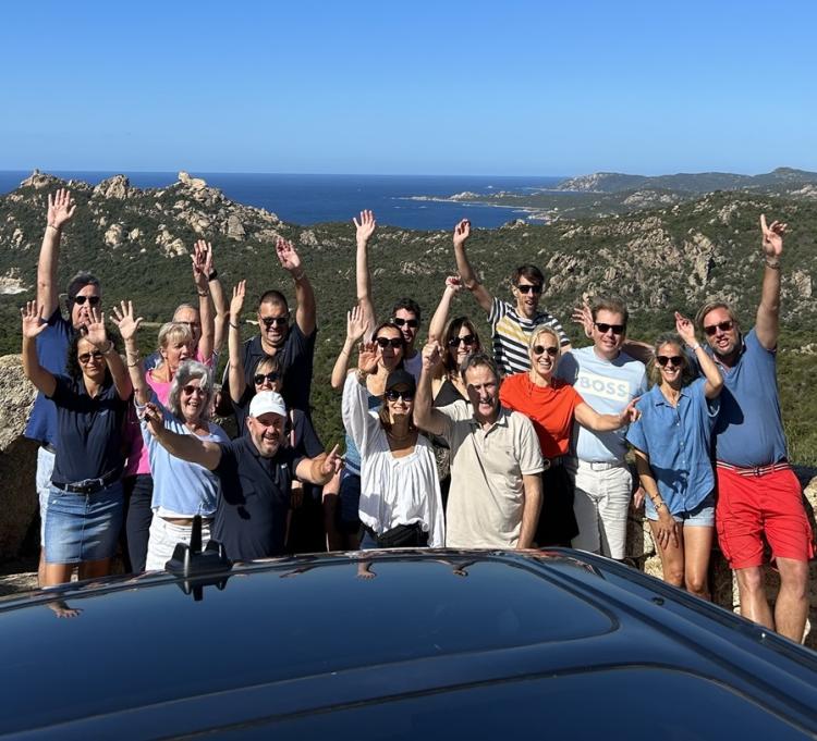 groupe de clients face à la baie de la Rondinara au cours d'une excursion privée VTC depuis Porto Vecchio