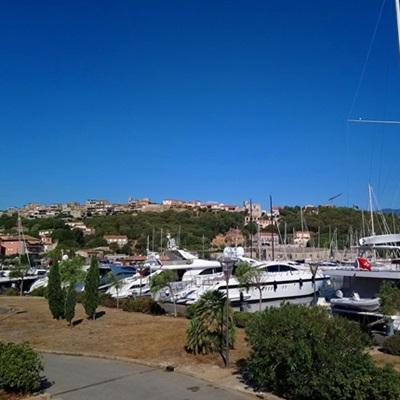 Vue sur la marina et la haute ville de Porto-Vecchio lors d'un séjour avec chauffeur privé VTC dans l'extrême Sud Corse