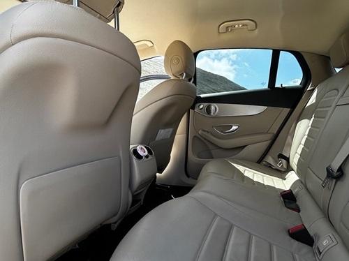 intérieur d'un véhicule privé VTC Mercedes, stationné à Propriano