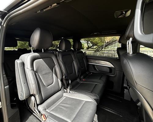 intérieur d'un minivan class v avec chauffeur privé VTC lors d'un trajet Propriano vers Ajaccio