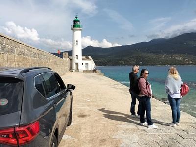 Vue sur la baie du Valinco et le phare de Propriano lors d'une excursion privée VTC avec guide interprète