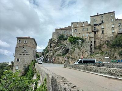 Vue sur l'entrée de Sartène lors d'une visite touristique en VTC privé depuis Propriano