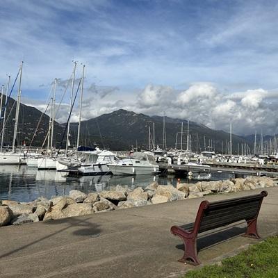 Vue sur le port de Propriano lors d'un séjour avec chauffeur privé VTC en Corse