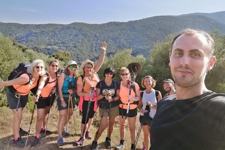 Groupe de randonneurs déposés à Burgo (Fozzano) par un chauffeur privé VTC en minibus au départ de l'aéroport d'Ajaccio